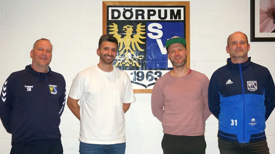Trainervorstellungen für die neue Saison beim SV Dörpum (v.li.): Marco Paulsen, 1. Vorsitzender, Serdar Iskender, neuer Co-Trainer, Gunnar Clausen, neuer Trainer, und Marc Schollek, Ligaobmann.