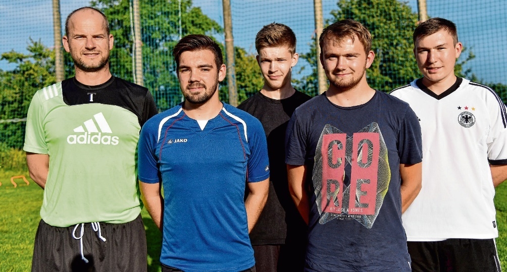 TRAINER MARC SCHOLLEK (L.) FREUT SICH AUF DIE VERSTÄRKUNG UND VERJÜNGUNG SEINES TEAMS DURCH (V.L.) RENE HORNBURG, JONAS OSCHÄTZKY, LEON MOMMSEN UND FINN JONAS PAULSEN.