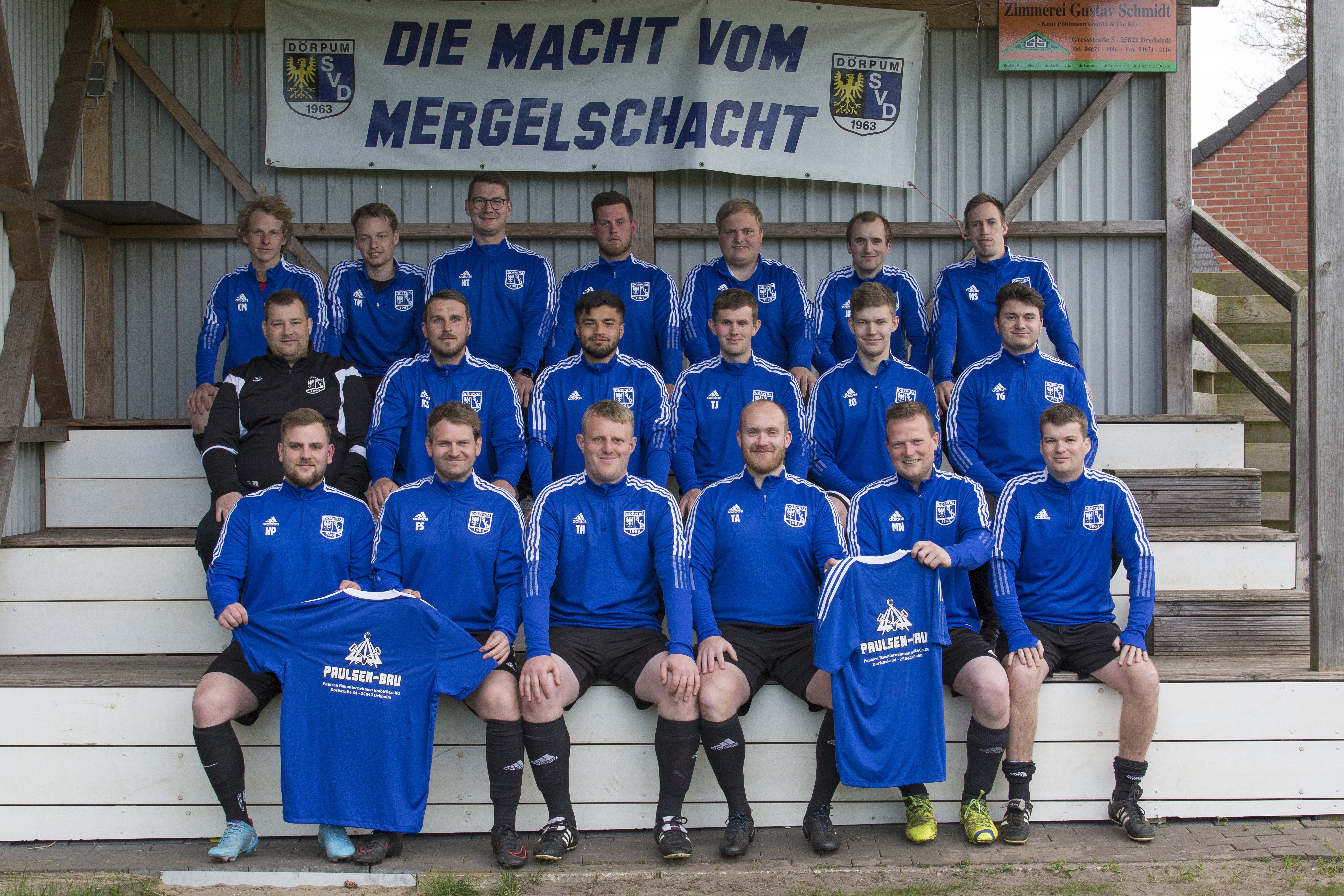 2. Herren bekommt neue Aufwärmpullover und T-Shirts