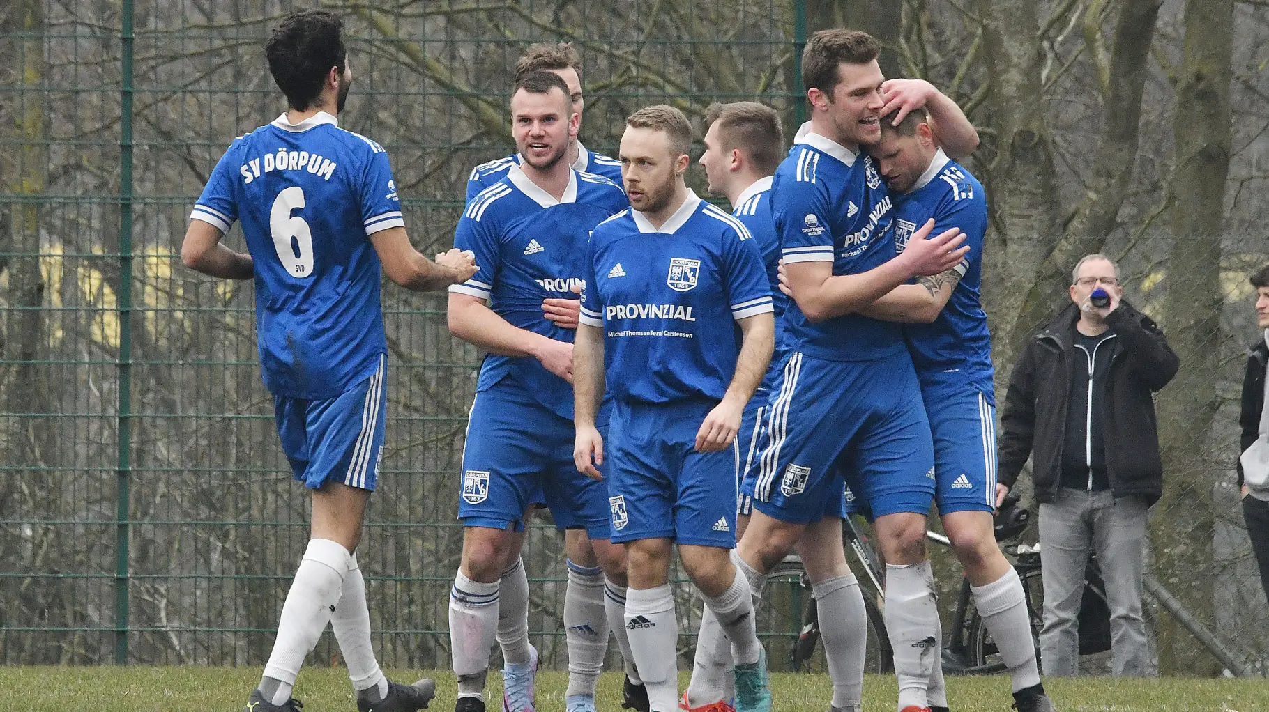 Dörpumer Jubel nach dem 1:0 durch Malte Johannsen, der von Lasse Möllgaard geherzt wird.FOTO: JÜRGEN SIEG