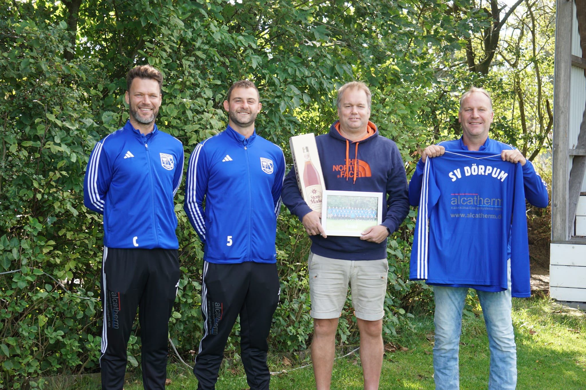 Neue Trainingsanzüge für den SV Dörpum