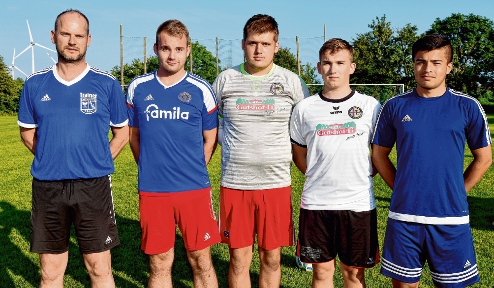 Trainer Marc Schollek (li.) freut sich auf die Verstärkung und Verjüngung des SV Dörpum durch (v. li.) Malte Johannsen, Stefan Hansen, Kevin Schickedanz und Gaudisin Nazari. Es fehlt Torge Ebsen