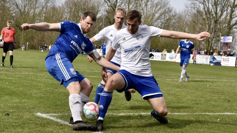 Dörpums Torjäger Malte Johannsen (li., hier im Derby gegen den TSV Rantrum) war auch in Heikendorf erfolgreich.FOTO: WOLFGANG PUSTAL / ARCHIV