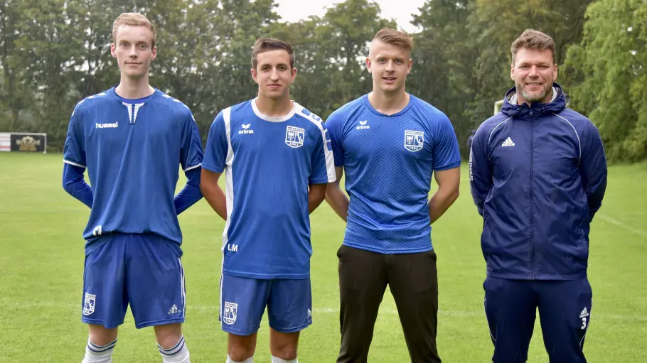 Die Neuzugänge beim SV Dörpum (v.li.): Helge Johannsen, Simon Bahnsen, Maurice Sander und Trainer Gunnar Clausen.FOTO: WOLFGANG PUSTAL