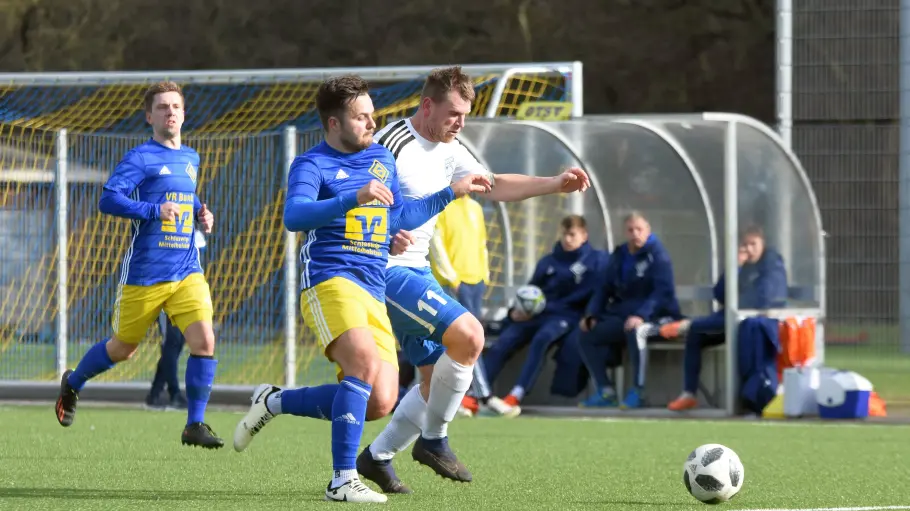 Dörpums Malte Johannsen (weiße Spielkleidung) hat nur den Ball im Blick.FOTO: JOACHIM HOBKE