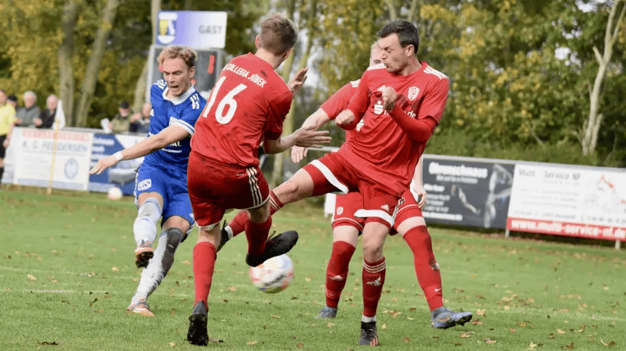 Dörpums Thies Borchardt (li.) trifft durch Jübeks Abwehr hindurch zum 1:1. FOTO: WOLFGANG PUSTAL Fußball-Landesliga SV Dörpum gewinnt Kellerduell gegen Schlusslicht TuS Collegia Jübek Von Wolfgang Pustal