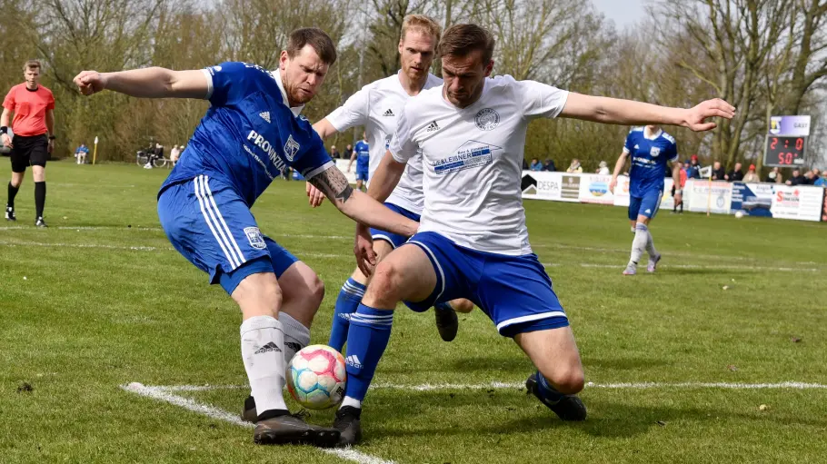 Kein Durchkommen: Dörpums Torjäger Malte Johannsen (li.) wird von den Rantrumer Abwehrspielern Marten Matzen und Thies Clausen (re.) geblockt.FOTO: WOLFGANG PUSTAL