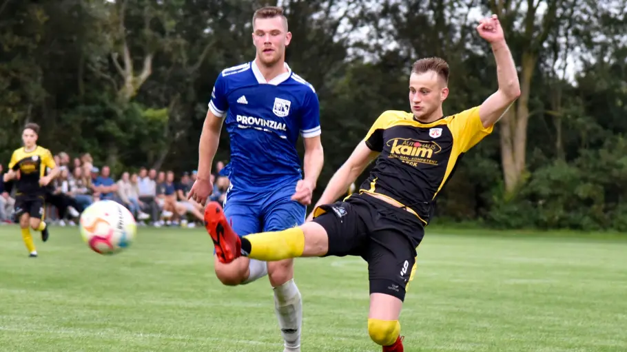 Gelungener Konter, aber knapp vorbei: Frisia-Stürmer Finn Kalisch nimmt den Ball mit vollem Risiko direkt, Dörpums Abwehrspieler Lasse Möllgaard (li.) kommt zu spät. FOTO: WOLFGANG PUSTAL