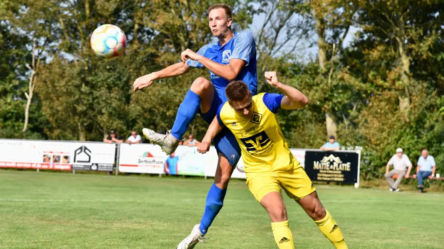 Jannes Bajohr (l.) und seine Dörpumer Mitspieler kamen diesmal nicht wie gewohnt zum Zuge. FOTO: WOLFGANG PUSTAL/ARCHIV