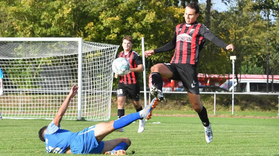 Der Florian Legrum (r.) spitzelt den Ball vor Andreas Adomeit weg.FOTO: JÜRGEN SIEG