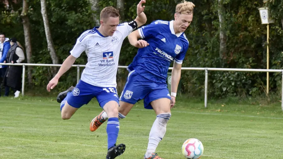 Torjäger Thies Borchardt (r.) traf in der zweiten Halbzeit in Jübek zweimal.FOTO: WOLFGANG PUSTAL/ARCHIV Fußball-Landesliga SV Dörpum erfüllt seine Pflicht beim Schlusslicht Jübek Von Björn Gutt 