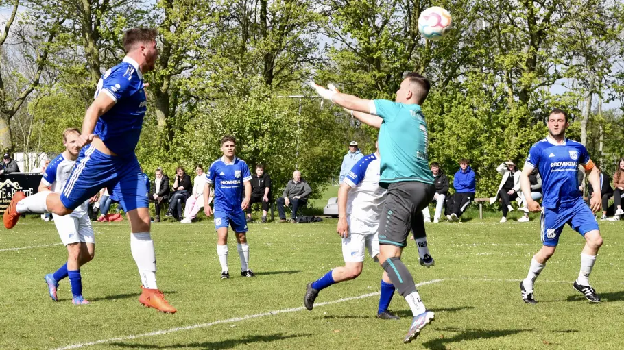 Kopfball zum Sieg: Der Dörpumer Spielmacher Henrik Möllgaard (li.) überwindet Sekunden vor dem Abpfiff den Rotenhofer Torhüter Jannik Oppalach zum 2:1. FOTO: WOLFGANG PUSTAL